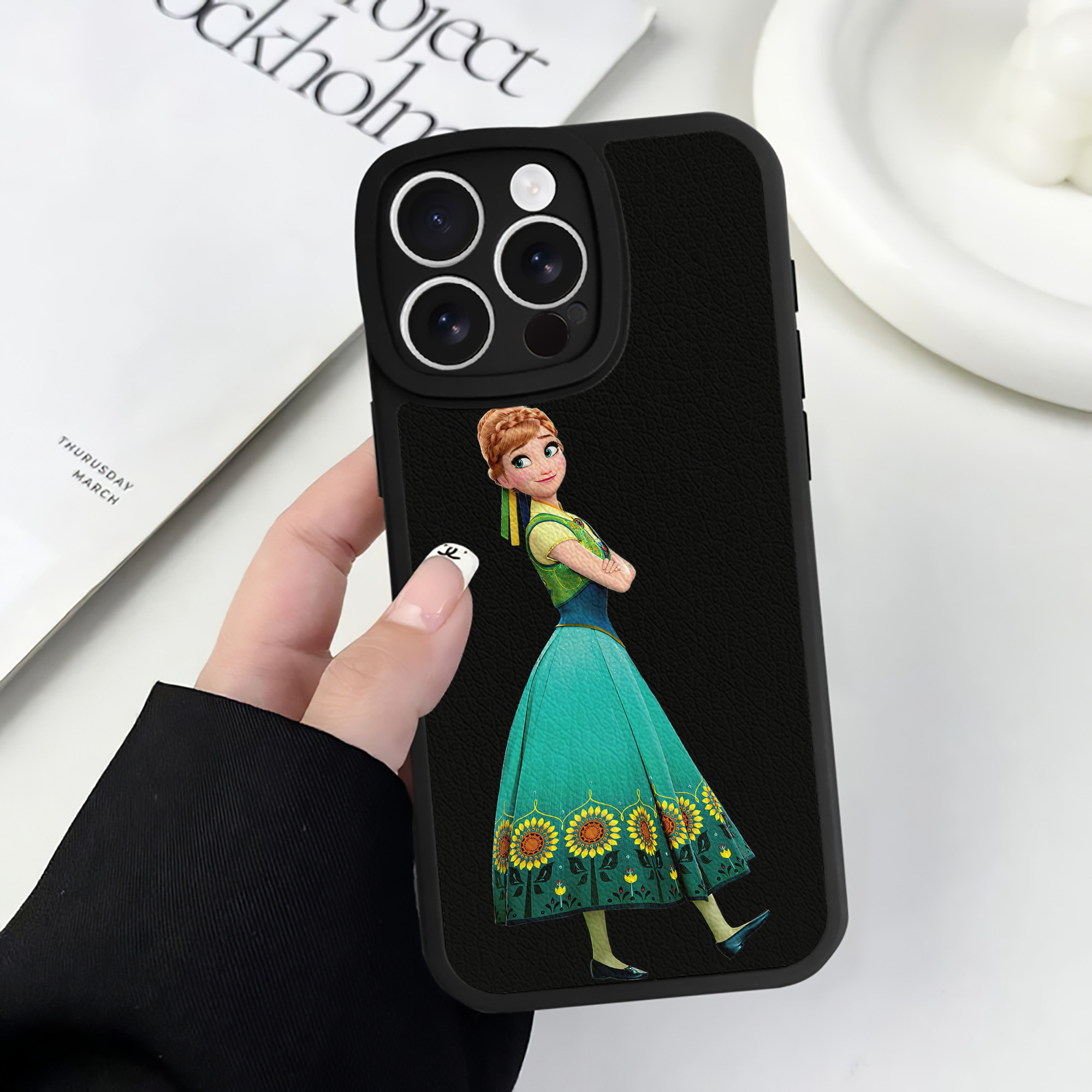 （画像用） アナと雪の女王 アンナ エルサ Frozen Anna Elsa 【iPhone 16シリーズ対応】シリコンスマホケース（レザー調） 材質：シリコン